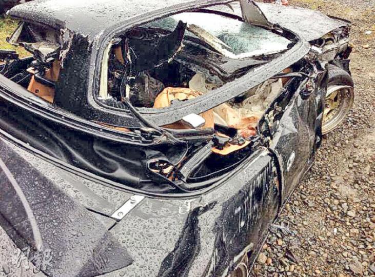 秋生上載了一張車輛被撞至面目全非的照片,寫着:「撞到這樣都生還,我很感恩,感謝主。」來形容兒子撞車大難不死的經歷。(微博圖片) 秋生上載了一張車輛被撞至面目全非的照片,寫着:「撞到這樣都生還,我很感恩,感謝主。」來形容兒子撞車大難不死的經歷。(微博圖片)