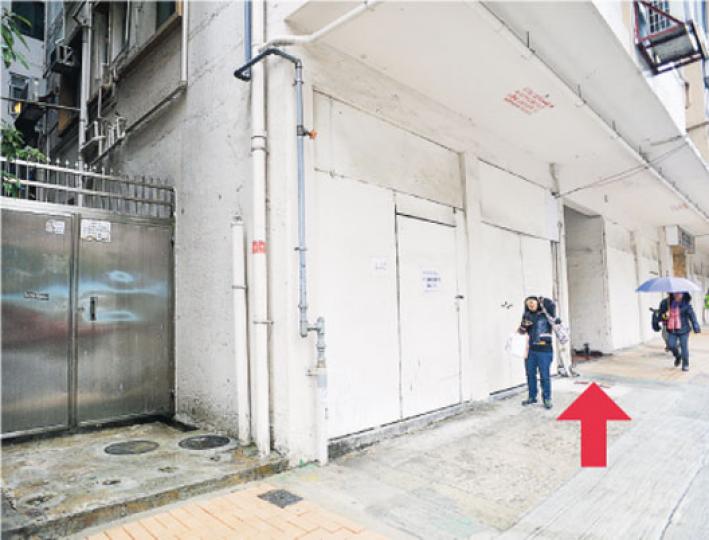 帝國大廈除正門外,還有東、西兩度閘門,後樓梯亦有一個出口(箭嘴示)。法庭裁決地下公用地方的佔用權歸大業主榮康置業所用,命令法團要向業主提供一把西閘門(左方)鑰匙,令各方都可出入,榮康置業亦有權要求法團移除閘門。(明報記者攝)帝國大廈A至B座業主立案法團前主席關太因地下大堂公用地方的管理問題,法團與大業主對簿公堂,結果法庭判法團敗訴。(明報記者攝) 帝國大廈除正門外,還有東、西兩度閘門,後樓梯亦有一個出口(箭嘴示)。法庭裁決地下公用地方的佔用權歸大業主榮康置業所用,命令法團要向業主提供一把西閘門(左方)鑰匙,令各方都可出入,榮康置業亦有權要求法團移除閘門。(明報記者攝)帝國大廈A至B座業主立案法團前主席關太因地下大堂公用地方的管理問題,法團與大業主對簿公堂,結果法庭判法團敗訴。(明報記者攝)