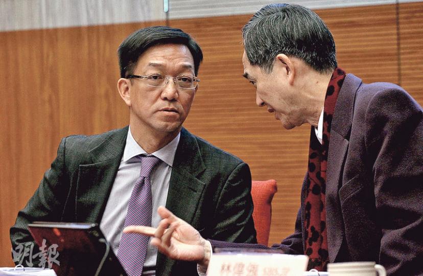鄉議局主席劉業強(左)昨在鄉議局會議後,被傳媒追問有關他涉「套丁」的報道,他只強調自己與家人不會做違法事,但拒絕透露當中細節,並不斷反問記者「可唔可以轉其他話題」、「有無其他問題?」(李紹昌攝) 鄉議局主席劉業強(左)昨在鄉議局會議後,被傳媒追問有關他涉「套丁」的報道,他只強調自己與家人不會做違法事,但拒絕透露當中細節,並不斷反問記者「可唔可以轉其他話題」、「有無其他問題?」(李紹昌攝)