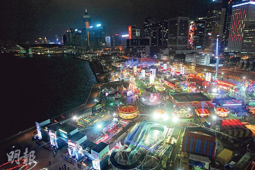 海濱事務委員會昨向特首就擬成立海濱管理局提交最終報告,當中建議政府出資102億元,向管理局提供財政支援,並於首階段撥出8幅沿海地皮予海濱管理局發展,包括5幅位於中環新海濱的地皮。現時部分中環海濱地皮以短期租約形式舉辦嘉年華。(林俊源攝) 海濱事務委員會昨向特首就擬成立海濱管理局提交最終報告,當中建議政府出資102億元,向管理局提供財政支援,並於首階段撥出8幅沿海地皮予海濱管理局發展,包括5幅位於中環新海濱的地皮。現時部分中環海濱地皮以短期租約形式舉辦嘉年華。(林俊源攝)