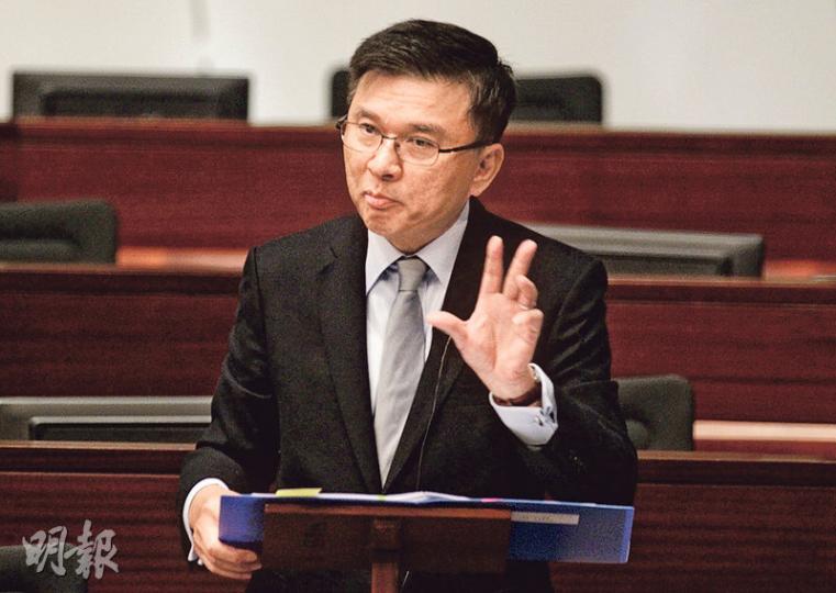 港元弱勢，財經事務及庫務局長陳家強昨日出席立法會會議時說，金管局會按照機制，必要時買入港元、沽出美元。（郭慶輝攝）