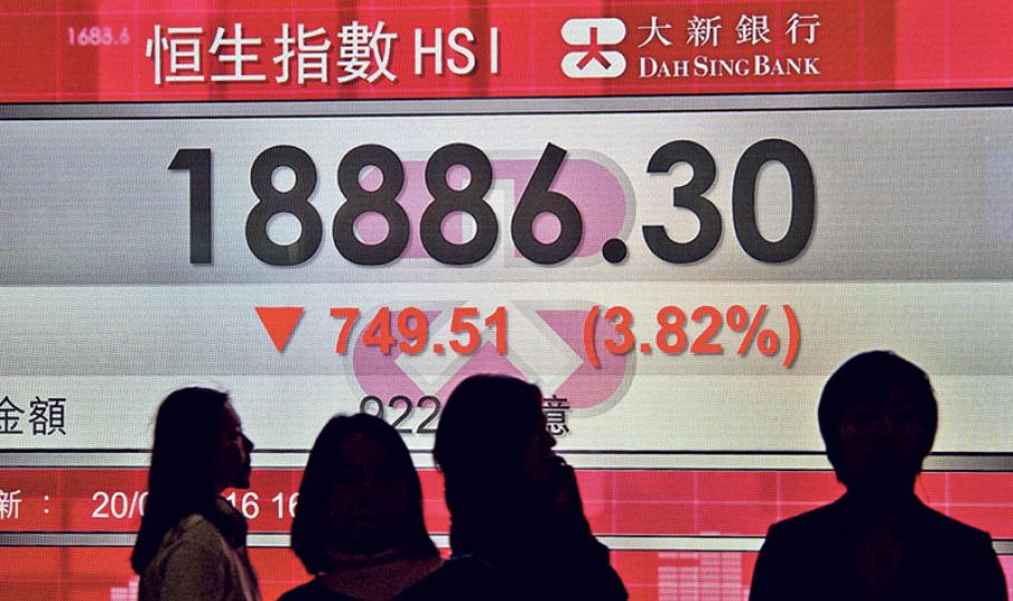 恒指昨日跌破19,000點關口，午後曾跌逾800點，低見18,833點，是3年半低位，全日挫749點，收報18,886點。不過恐慌指數尚未及去年9月高位，分析指後市仍會繼續下跌。（鍾林枝攝）