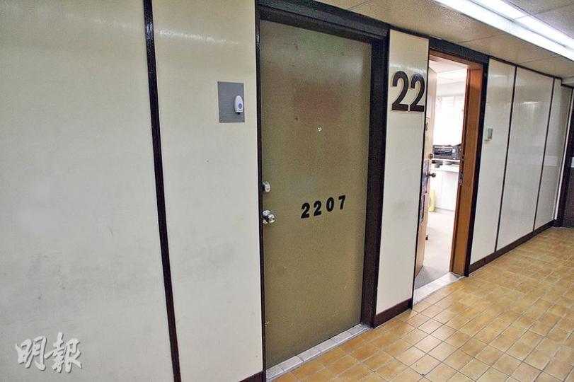 記者昨午到「香港創世紀」位於旺角通菜街威達商業大廈的辦公室（圖左）了解，發現單位已經人去樓空，門外亦不見掛有公司招牌。（伍浦鋒攝）
