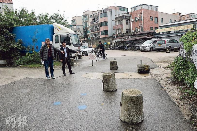 上水丙崗村丙崗路的涉案路段,昨仍有數個石墩放置在通道上,另有告示牌列明現場為私家地,任何車輛未經批准不得進入。(賴俊傑攝) 上水丙崗村丙崗路的涉案路段,昨仍有數個石墩放置在通道上,另有告示牌列明現場為私家地,任何車輛未經批准不得進入。(賴俊傑攝)