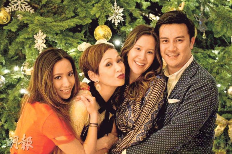 余安安的大女李文琪(右二)及其未婚夫Jeremy(右一)和二女李文騫(左一)相處得好開心。(微博圖片)余安安已視大女李文琪的未婚夫Jeremy(左二)如家人,家庭聚會都有他出席。(微博圖片) 余安安的大女李文琪(右二)及其未婚夫Jeremy(右一)和二女李文騫(左一)相處得好開心。(微博圖片)余安安已視大女李文琪的未婚夫Jeremy(左二)如家人,家庭聚會都有他出席。(微博圖片)