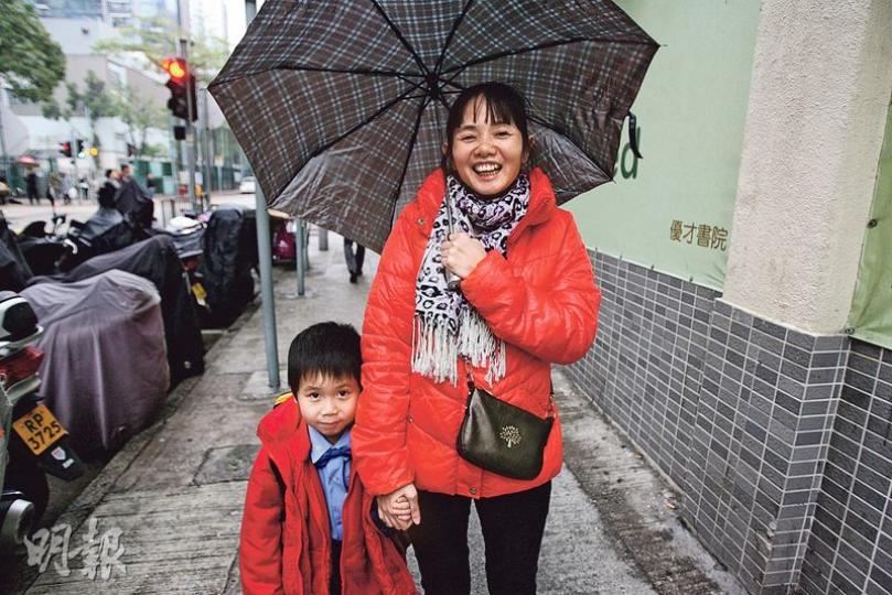 本港天氣轉冷,陳太與兒子昨日穿上厚衣,兩人笑言不擔心天氣凍,倘若覺得寒冷,會多穿衣服。(伍浦鋒攝) 本港天氣轉冷,陳太與兒子昨日穿上厚衣,兩人笑言不擔心天氣凍,倘若覺得寒冷,會多穿衣服。(伍浦鋒攝)