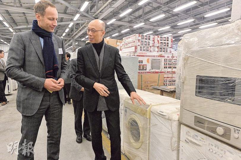 環境局長黃錦星(右)昨日出席廢電器電子產品處理及回收設施動土儀式後,與回收設施ALBA Group行政總裁Axel Schweitzer(左)參觀屯門環保園內的廢電器電子產品回收設施。(馮凱鍵攝) 環境局長黃錦星(右)昨日出席廢電器電子產品處理及回收設施動土儀式後,與回收設施ALBA Group行政總裁Axel Schweitzer(左)參觀屯門環保園內的廢電器電子產品回收設施。(馮凱鍵攝)
