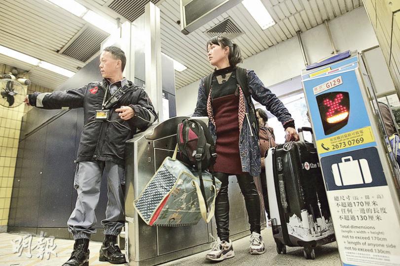 港鐵職員去年遇襲宗數比前一年上升近1倍,港鐵相信與攜帶大型行李的乘客量上升有關,決定增加16部職員隨身攝錄機,除去年已試用的上水站,將擴展至粉嶺、大埔墟、羅湖、落馬洲及車內巡查時使用,以應付衝突。(郭慶輝攝)去年港鐵為上水站特檢隊成員增設3部隨身攝錄機,港鐵指出,至今曾使用11次,其中兩次拍攝片段轉交警方跟進,暫未有乘客投訴攝錄機侵犯私隱。(郭慶輝攝) 港鐵職員去年遇襲宗數比前一年上升近1倍,港鐵相信與攜帶大型行李的乘客量上升有關,決定增加16部職員隨身攝錄機,除去年已試用的上水站,將擴展至粉嶺、大埔墟、羅湖、落馬洲及車內巡查時使用,以應付衝突。(郭慶輝攝)去年港鐵為上水站特檢隊成員增設3部隨身攝錄機,港鐵指出,至今曾使用11次,其中兩次拍攝片段轉交警方跟進,暫未有乘客投訴攝錄機侵犯私隱。(郭慶輝攝)