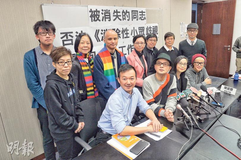 大愛同盟噚日搞記者會,要求立即啟動性傾向歧視立法程序,出席者包括立法會議員陳志全(前排左起)、歌手黃耀明、港大社會工作及社會行政學系副教授何式凝、歌手何韻詩等。(蘇智鑫攝) 大愛同盟噚日搞記者會,要求立即啟動性傾向歧視立法程序,出席者包括立法會議員陳志全(前排左起)、歌手黃耀明、港大社會工作及社會行政學系副教授何式凝、歌手何韻詩等。(蘇智鑫攝)