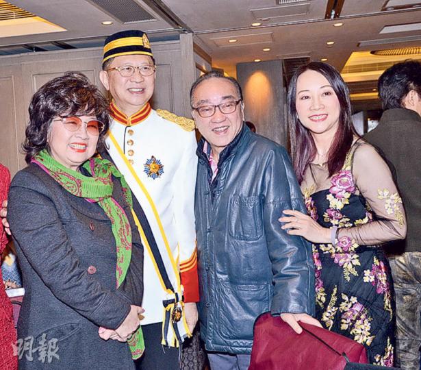 應邀出席團年授勳宴的徐小鳳、盧海鵬，與元海夫婦合照。（攝影﹕娛樂組）