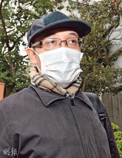 被告林文樂(圖)的代表大律師求情稱,被告從報紙中得知Uber在外國經營,故以兼職形式加入Uber幫補生計,停牌後相信生活將更拮据,請求法庭輕判。(楊柏賢攝)被告關培智(圖)自行求情稱自己只是升斗市民,用勞力換取生活費,停牌後需轉換工種,故請求裁判官批准他分兩期繳交罰款,獲裁判官批准。(楊柏賢攝) 被告林文樂(圖)的代表大律師求情稱,被告從報紙中得知Uber在外國經營,故以兼職形式加入Uber幫補生計,停牌後相信生活將更拮据,請求法庭輕判。(楊柏賢攝)被告關培智(圖)自行求情稱自己只是升斗市民,用勞力換取生活費,停牌後需轉換工種,故請求裁判官批准他分兩期繳交罰款,獲裁判官批准。(楊柏賢攝)