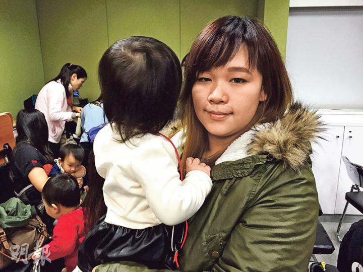 21歲的車車(化名)19歲時首次懷孕,現育有1歲多的女兒,她憶述照顧女兒期間承受不少壓力,不久前更曾以枕頭蒙着其臉,試圖降低女兒的哭聲,幸及時制止了自己。(王丹麟攝) 21歲的車車(化名)19歲時首次懷孕,現育有1歲多的女兒,她憶述照顧女兒期間承受不少壓力,不久前更曾以枕頭蒙着其臉,試圖降低女兒的哭聲,幸及時制止了自己。(王丹麟攝)