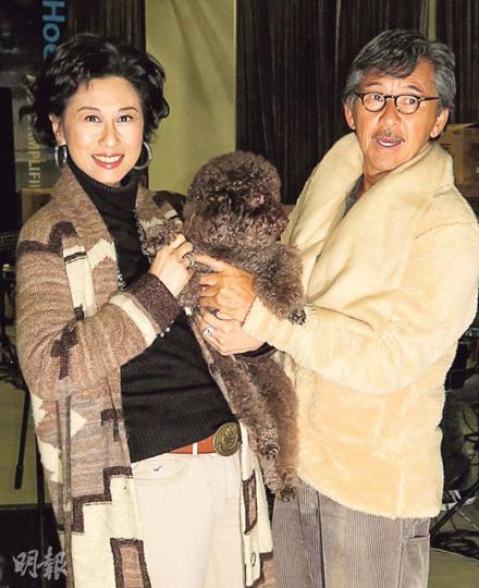 林子祥為月底演唱會綵排，太太葉蒨文探班，她笑言連小狗也跟他們兩公婆襯色。（攝影鎅O者：楊安莉 ）