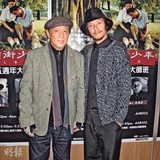 張國柱(左)與張震兩父子25年前曾一起拍攝楊德昌的電影《牯嶺街少年殺人事件》,張國柱覺得很有紀念性,不過張震表示當時才13歲,印象不深刻。(攝影鎅O者:柯美) 張國柱(左)與張震兩父子25年前曾一起拍攝楊德昌的電影《牯嶺街少年殺人事件》,張國柱覺得很有紀念性,不過張震表示當時才13歲,印象不深刻。(攝影鎅O者:柯美)