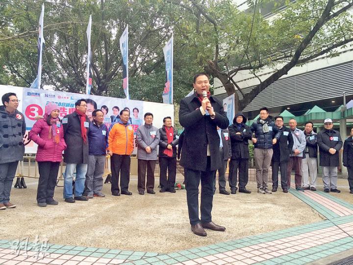 民建聯周浩鼎昨日在沙田舉行立法會新界東補選的誓師大會,以「反拉布」為主題。站台的多名建制派議員呼籲選民將不開會的泛民議員「炒魷魚」。(渠贇攝) 民建聯周浩鼎昨日在沙田舉行立法會新界東補選的誓師大會,以「反拉布」為主題。站台的多名建制派議員呼籲選民將不開會的泛民議員「炒魷魚」。(渠贇攝)