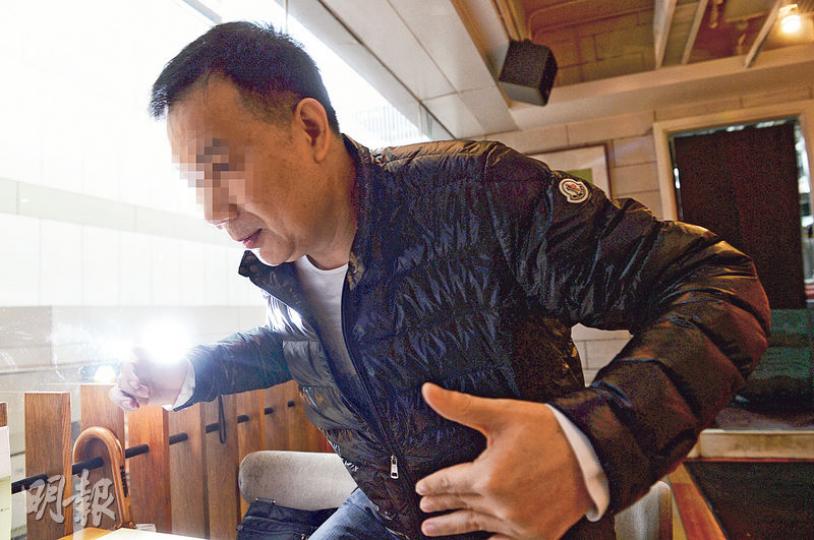 賴先生身穿當日過關的衣服接受訪問,又示範被關員脫光半身的畫面:「佢(關員)叫我蹲喺到,第二個(關員)就彎低身由下望上嚟(胯下)。」(劉焌陶攝) 賴先生身穿當日過關的衣服接受訪問,又示範被關員脫光半身的畫面:「佢(關員)叫我蹲喺到,第二個(關員)就彎低身由下望上嚟(胯下)。」(劉焌陶攝)