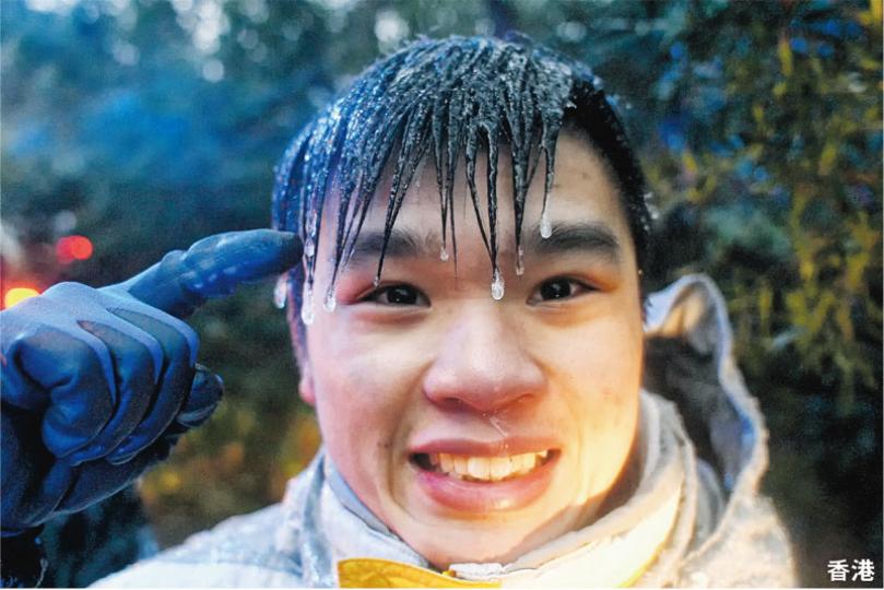 大帽山昨日持續下雨,有野外長跑跑手沒戴帽,在大帽山淋雨後,出現頭髮水滴遇冷結冰的奇景。(鍾林枝攝)消防員入夜後雖在靴底加上冰爪,但仍未足夠應付濕滑結冰路面,需結隊拉繩上山。(林俊源攝)消防員及民安隊山嶺搜救隊(後,紅衫者)入夜後,用繩救援滯留在大帽山的「追冰族」和野外長跑參加者,因路面薄冰一直未融,一不小心,齊齊滑倒。(林俊源攝)有滯留大帽山的登山者出現低溫症狀或手腳受傷,消防員用擔架牀將傷者抬下山。(林俊源攝)前日開跑的野外長跑,逾20名參加者於大帽山頂終點被困逾10小時,昨入夜才由消防員帶領 大帽山昨日持續下雨,有野外長跑跑手沒戴帽,在大帽山淋雨後,出現頭髮水滴遇冷結冰的奇景。(鍾林枝攝)消防員入夜後雖在靴底加上冰爪,但仍未足夠應付濕滑結冰路面,需結隊拉繩上山。(林俊源攝)消防員及民安隊山嶺搜救隊(後,紅衫者)入夜後,用繩救援滯留在大帽山的「追冰族」和野外長跑參加者,因路面薄冰一直未融,一不小心,齊齊滑倒。(林俊源攝)有滯留大帽山的登山者出現低溫症狀或手腳受傷,消防員用擔架牀將傷者抬下山。(林俊源攝)前日開跑的野外長跑,逾20名參加者於大帽山頂終點被困逾10小時,昨入夜才由消防員帶領