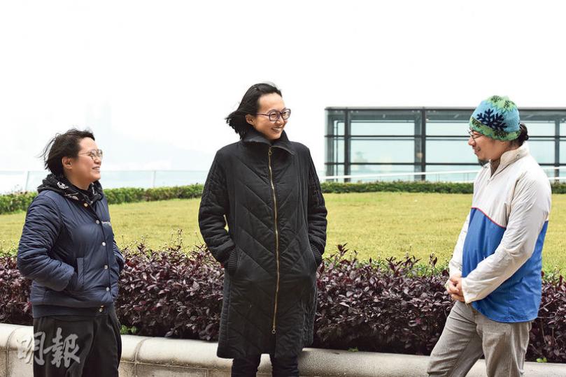 藝術家陳佩玲（左起）、張嘉莉和鄭怡敏從事視覺藝術多年，但都沒有所屬界別的選票，最後透過成立團體，再申請康文署資助的場地，才能獲取團體選民資格。（陳淑安攝）
