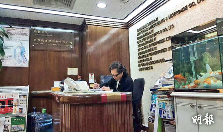 香港羽毛球總會主席湯徫掄所持有的「佳成染料有限公司」,位於尖沙嘴星光行,上址最少有6間公司營運,其中3間同為羽總會員和「體育、演藝、文化及出版界」團體選民。(明報記者攝)上屆參選立法會「體育、演藝、文化及出版界」的藝術家周俊輝,個人沒投票資格,只能與逾250名同來自「伙炭」工作室的藝術家,透過團體共享一票。他批評4個小組的選民資格並不均等,參選時已發現不少奇怪團體成為該界別的選民。(李紹昌攝) 香港羽毛球總會主席湯徫掄所持有的「佳成染料有限公司」,位於尖沙嘴星光行,上址最少有6間公司營運,其中3間同為羽總會員和「體育、演藝、文化及出版界」團體選民。(明報記者攝)上屆參選立法會「體育、演藝、文化及出版界」的藝術家周俊輝,個人沒投票資格,只能與逾250名同來自「伙炭」工作室的藝術家,透過團體共享一票。他批評4個小組的選民資格並不均等,參選時已發現不少奇怪團體成為該界別的選民。(李紹昌攝)