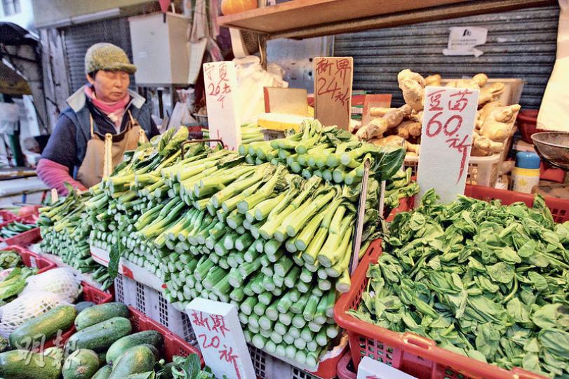 嚴寒天氣推高菜價，中環嘉咸街菜檔的豆苗每斤售60元，菜心亦賣每斤20。（林俊源攝）