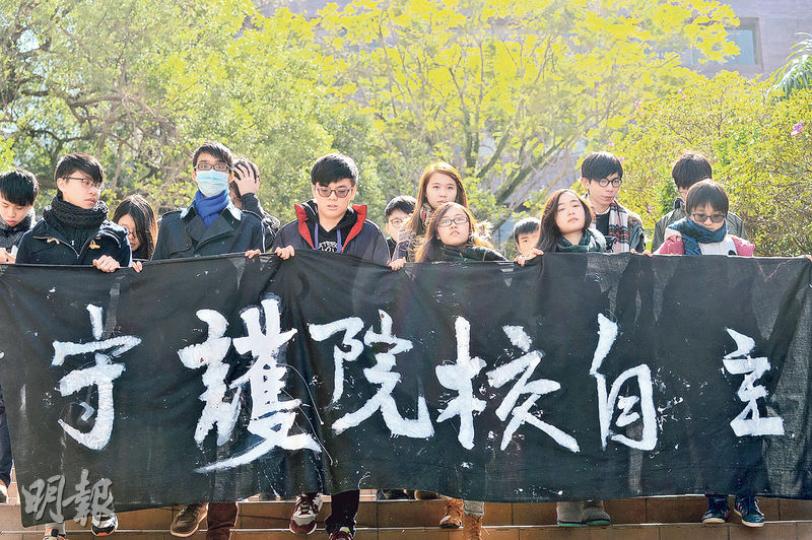 港大罷課委員會成員與部分學生昨日邀請10名院長對話，但沒人應約。他們其後手持橫額，親自前往各院長辦公室遞交請願信，但大部分院長只安排秘書或行政人員接信。（楊柏賢攝）