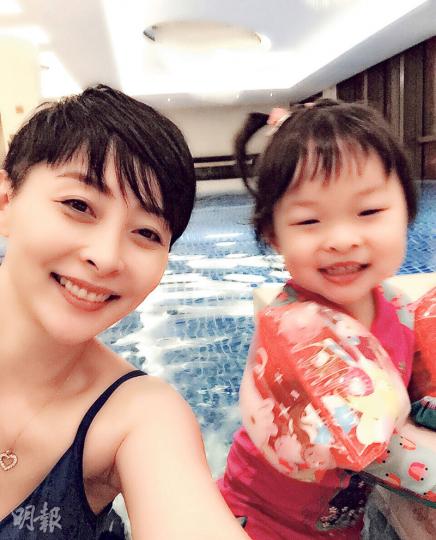 湯盈盈帶大女錢凱晴到熱水池暢泳。（微博圖片）Alyssa玩得好開心，獲網民讚她可愛。（微博圖片）陳茵媺上載與兒子合力做的小手工。（微博圖片）