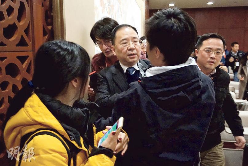 廣東省發改委主任何寧卡（中）昨被記者包圍，追問港深珠大橋及高鐵一地兩檢問題。（陳奕勤攝）