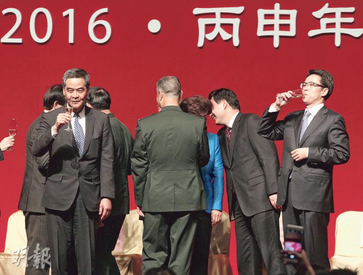 中聯辦主任張曉明（右）昨在新春酒會致辭，強調香港在實踐一國兩制時不能「跑偏」，亦要向「任性地耽誤香港發展的現象」說「唔得㗎」。張曉明和特首梁振英（左）離場時，未有回應銅鑼灣書店負責人李波等人失蹤事件。圖為各人在台上祝酒。（李紹昌攝）