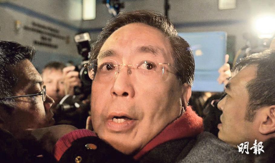 港大校委會新任主席李國章（中）昨首次主持會議，便被學生及示威者包圍，他會後一度嘗試離開，甫步出大門便被示威人群包圍，情况混亂，最終只能與校長馬斐森（圖左後方）一同折返大樓。（鍾林枝攝）昨晚約8時，示威者（左）拉開鐵馬，從大樓右面的車路衝入大樓地庫停車場，阻止校委離開。（林俊源攝）港大校委員開會地點賽馬會跨學科研究大樓正門外，學生及示威者（左）迫使校委會主席李國章及校長馬斐森返回大樓外之後，又試圖開門進入大樓與李國章對話，大樓內則有多名警員及保安（右）防守。（鍾林枝攝）有校委在離開期間遭示威者阻撓