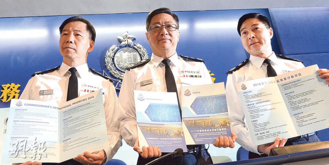 警務處長盧偉聰（中）昨日率副處長（行動）黃志雄（左）、副處長（管理）周國良（右），出席周年整體罪案情况簡報會。警方指出，去年整體罪案數字微跌，但涉及勒索罪案則增加54％，達1366宗。（劉焌陶攝）
