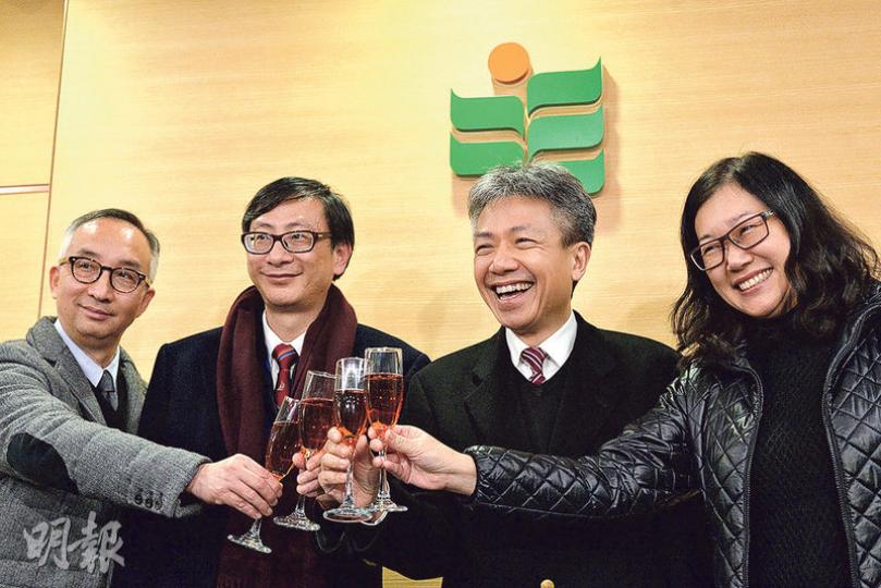 教院終獲行政會議通過可正名為香港教育大學，教院亞洲及政策研究系講座教授呂大樂（左起）、副校長（學術）李子建、校長張仁良及副校長（行政）黃敏兒十分興奮，開香檳慶祝。（楊柏賢攝）