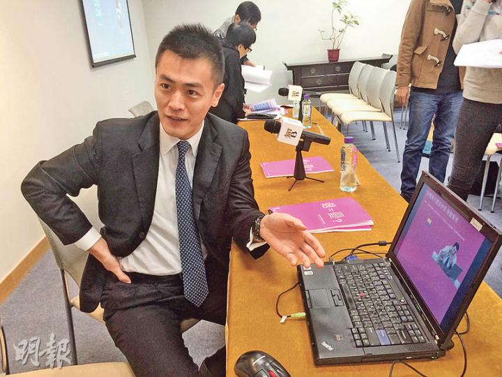 「男神」劉鳴煒噚日即場測試智經製作嘅小遊戲，測試自己晚年生活水平。不過記者幫佢答問題，成日揀去旅行，搞到「男神」退休後要「餐搵餐食」。（渠贇攝）