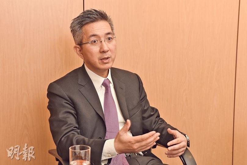 摩根大通私人銀行亞洲固定收益、貨幣及大宗商品部主管施俊斌認為,人民幣貶值趨勢下,衝擊港匯仍會持續,港股還要下跌。香港進入通脹走低、利率走高的週期,股價、樓價都會進一步下行。(陳淑安攝) 摩根大通私人銀行亞洲固定收益、貨幣及大宗商品部主管施俊斌認為,人民幣貶值趨勢下,衝擊港匯仍會持續,港股還要下跌。香港進入通脹走低、利率走高的週期,股價、樓價都會進一步下行。(陳淑安攝)