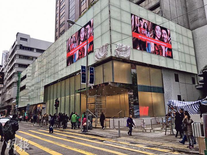 位於旺角家樂坊的H&M旗艦店,將於明日正式開幕,該舖位在商場2、3樓部分設大型燈箱及電視廣告位,相當搶眼。(林尚民攝) 位於旺角家樂坊的H&M旗艦店,將於明日正式開幕,該舖位在商場2、3樓部分設大型燈箱及電視廣告位,相當搶眼。(林尚民攝)