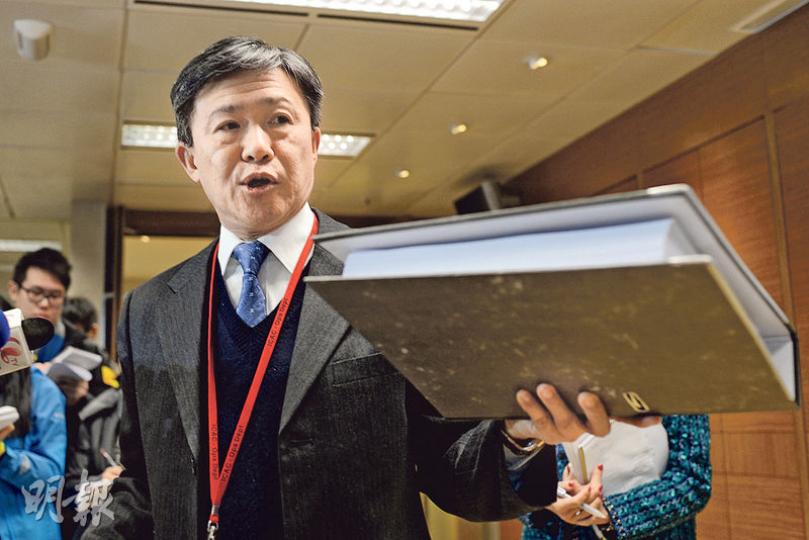 廉政專員白韞六向記者指出,湯顯明案涉及逾8000張文件,裝滿30個文件夾,廉署曾面見超過100名證人,調查詳盡及全面,又稱會考慮對涉違規的廉署人員採取紀律或行政處分。(鍾林枝攝) 廉政專員白韞六向記者指出,湯顯明案涉及逾8000張文件,裝滿30個文件夾,廉署曾面見超過100名證人,調查詳盡及全面,又稱會考慮對涉違規的廉署人員採取紀律或行政處分。(鍾林枝攝)
