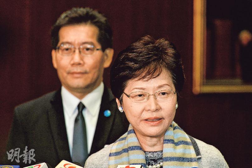 政務司長林鄭月娥(右)說,政府暫未對版權條例定「死線」,自己非處理條例的商務及經濟發展局長蘇錦樑(左)的上司,議員如有意見可約見蘇錦樑。(楊柏賢攝)立法會主席曾鈺成(後右)昨日與泛民議員會面,泛民會後表示反對加會審議版權修訂條例,認為並非解決矛盾的方法。(楊柏賢攝)建制派議員昨晨與立法會主席曾鈺成(後右)會面,民建聯葉國謙(右四)會後說,建制派同意於2月24日預算案公布後的25及26日加開會議。(楊柏賢攝) 政務司長林鄭月娥(右)說,政府暫未對版權條例定「死線」,自己非處理條例的商務及經濟發展局長蘇錦樑(左)的上司,議員如有意見可約見蘇錦樑。(楊柏賢攝)立法會主席曾鈺成(後右)昨日與泛民議員會面,泛民會後表示反對加會審議版權修訂條例,認為並非解決矛盾的方法。(楊柏賢攝)建制派議員昨晨與立法會主席曾鈺成(後右)會面,民建聯葉國謙(右四)會後說,建制派同意於2月24日預算案公布後的25及26日加開會議。(楊柏賢攝)