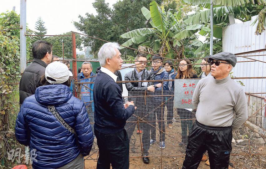 元朗永寧村近日發生私家土地路權糾紛,有權管理道路的村民楊先生(右)日前突然建鐵閘封路,索取高額過路費,多名住戶有家歸不得。立法會議員梁耀忠( 中)、政府職員等昨日到場調停,但屢遭粗言指罵。(劉焌陶攝) 元朗永寧村近日發生私家土地路權糾紛,有權管理道路的村民楊先生(右)日前突然建鐵閘封路,索取高額過路費,多名住戶有家歸不得。立法會議員梁耀忠( 中)、政府職員等昨日到場調停,但屢遭粗言指罵。(劉焌陶攝)