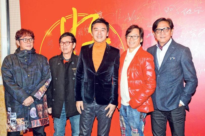 鍾鎮濤（中）首次擔任頻道總監，又會主持飲食節目，溫拿其餘成員譚詠麟（左起）、葉智強、彭健新及陳友當然前來賀好兄弟。（攝影：黃梓烜）冼國林（左）宣布開設網絡電視《好娛樂台》，「頻道總監」鍾鎮濤表示會致力推廣香港電影及歌手。（攝影：黃梓烜）陳嘉桓穿露背裝，性感現身。（攝影：黃梓烜）