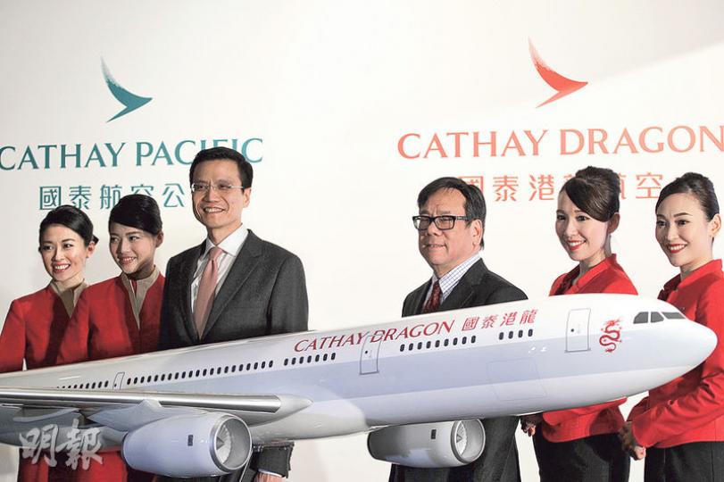 國泰航空公布,將港龍航空更名為「國泰港龍航空」,並將在內地投入更多資源。圖左三為國泰航空行政總裁朱國樑,圖右三為國泰港龍行政總裁丘應樺。(郭慶輝攝) 國泰航空公布,將港龍航空更名為「國泰港龍航空」,並將在內地投入更多資源。圖左三為國泰航空行政總裁朱國樑,圖右三為國泰港龍行政總裁丘應樺。(郭慶輝攝)