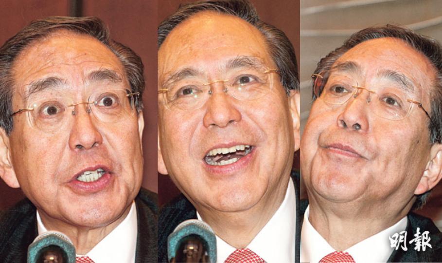 香港大學校務委員會主席李國章昨召開記者會,連珠炮發批評學生周二的行為猶如「吸了毒」,又要求市民想清楚「誰人提供毒品予學生?」其後,他指公民黨成員如余若薇、梁家傑「供毒」,煽動學生「暴動」。(李紹昌攝)港大校委會主席李國章(右)昨帶同2003年訂立校委會架構的Niland Report到場,被問到會否因應學生公投結果辭任校委會主席時,他稱不可以因為學生投票結果而漠視報告建議。左為港大校長馬斐森。(李紹昌攝)港大罷課委員會昨召開記者會回應李國章言論,成員梁麗幗(右二)強調學生非受政黨操控,僅行動時有 香港大學校務委員會主席李國章昨召開記者會,連珠炮發批評學生周二的行為猶如「吸了毒」,又要求市民想清楚「誰人提供毒品予學生?」其後,他指公民黨成員如余若薇、梁家傑「供毒」,煽動學生「暴動」。(李紹昌攝)港大校委會主席李國章(右)昨帶同2003年訂立校委會架構的Niland Report到場,被問到會否因應學生公投結果辭任校委會主席時,他稱不可以因為學生投票結果而漠視報告建議。左為港大校長馬斐森。(李紹昌攝)港大罷課委員會昨召開記者會回應李國章言論,成員梁麗幗(右二)強調學生非受政黨操控,僅行動時有