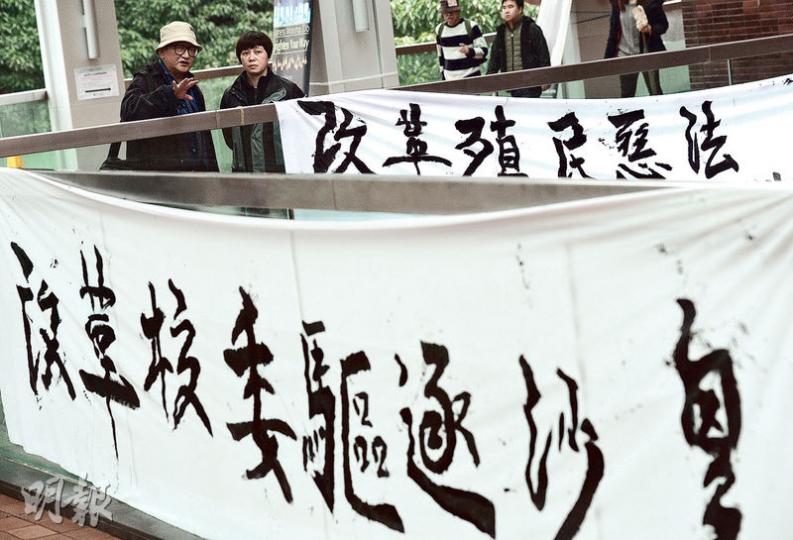 港大學生組成的罷課委員會發起罷課行動,並在校內懸掛橫額,要求驅逐有「沙皇」之稱的李國章。(鄧宗弘攝)周二校委會後,本科生校委馮敬恩(圖)被主席李國章指摘「講大話」引發學生包圍校委會,馮強調,雖然在會上同意成立專責小組,但不等於小組已成立,同學圍堵有理有節。馮近日沒戴眼鏡,原來是包圍校委會當晚被撞後遺失了眼鏡。(鄧宗弘攝) 港大學生組成的罷課委員會發起罷課行動,並在校內懸掛橫額,要求驅逐有「沙皇」之稱的李國章。(鄧宗弘攝)周二校委會後,本科生校委馮敬恩(圖)被主席李國章指摘「講大話」引發學生包圍校委會,馮強調,雖然在會上同意成立專責小組,但不等於小組已成立,同學圍堵有理有節。馮近日沒戴眼鏡,原來是包圍校委會當晚被撞後遺失了眼鏡。(鄧宗弘攝)