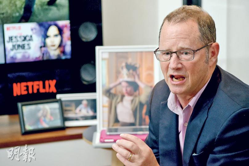 Netflix首席傳訊總監Jonathan Friedland即場考記者識唔識用Netflix,好在Emily不時煲劇無被難倒。(黃志東攝) Netflix首席傳訊總監Jonathan Friedland即場考記者識唔識用Netflix,好在Emily不時煲劇無被難倒。(黃志東攝)