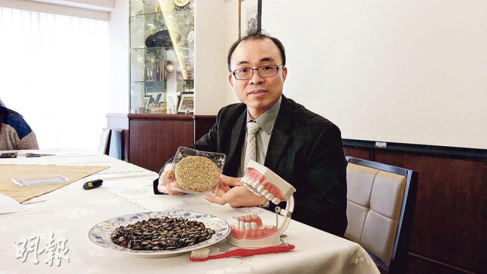 港大牙醫學院副院長張順彬指出,牙齒表面細小裂紋難用肉眼發現,當用牙齒咬開瓜子殼,這些裂紋便可能因而受壓張開,導致痛楚加劇。(鄧力行攝) 港大牙醫學院副院長張順彬指出,牙齒表面細小裂紋難用肉眼發現,當用牙齒咬開瓜子殼,這些裂紋便可能因而受壓張開,導致痛楚加劇。(鄧力行攝)