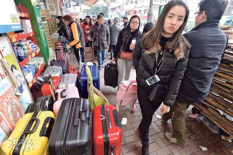 上水新豐路一間藥房,門外有「行李託管」服務,由專人(橙袖者)看管顧客行李,整個「行李託管區」佔了行人路至少一半。(馮凱鍵攝)每年來港5次的劉先生(圖)表示,不會在港辦年貨,因把貨品帶回鄉十分不便。每次來港都是購買日用品。(馮凱鍵攝) 上水新豐路一間藥房,門外有「行李託管」服務,由專人(橙袖者)看管顧客行李,整個「行李託管區」佔了行人路至少一半。(馮凱鍵攝)每年來港5次的劉先生(圖)表示,不會在港辦年貨,因把貨品帶回鄉十分不便。每次來港都是購買日用品。(馮凱鍵攝)