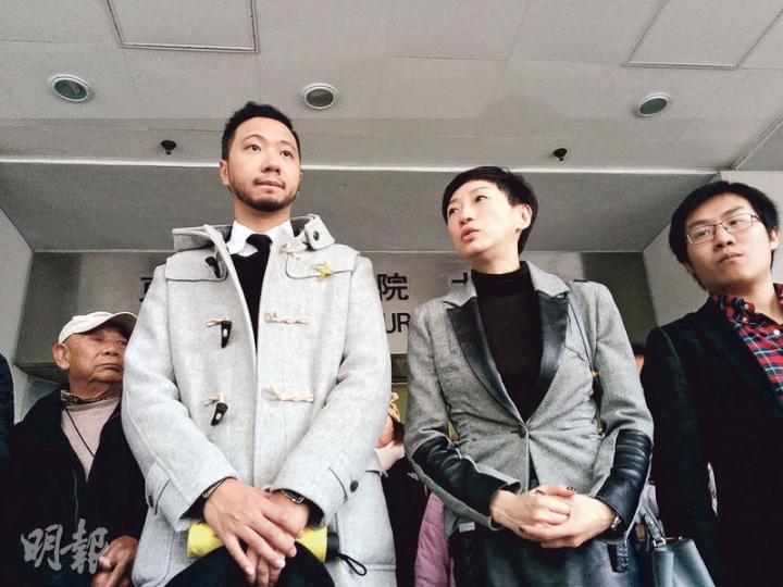 曾健超(左二)被指襲警案昨日再度提訊,他由約10名支持者,包括陳淑莊(右三)陪同到庭,他在庭外表示多謝各人關心。(植敏欣攝) 曾健超(左二)被指襲警案昨日再度提訊,他由約10名支持者,包括陳淑莊(右三)陪同到庭,他在庭外表示多謝各人關心。(植敏欣攝)