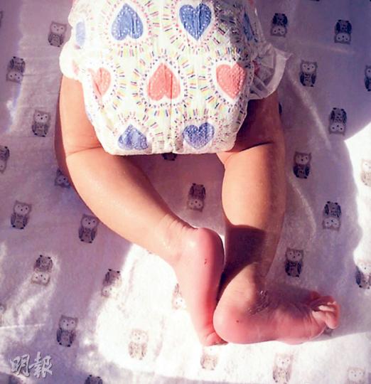 章子怡不讓女兒「醒醒」樣貌曝光，只曬女兒一雙小長腿。（微博圖片）章子怡為女兒開滿月派對，有精緻蛋糕仔及餅。（微博圖片）章子怡女兒「醒醒」的滿月蛋糕有可愛鞋仔、衫仔及奶樽。（微博圖片）章子怡上月為汪峰誕下兩人的愛情結晶品，榮升媽媽。（微博圖片）葛薈婕不時發表言論批評舊愛汪峰。（微博圖片）
