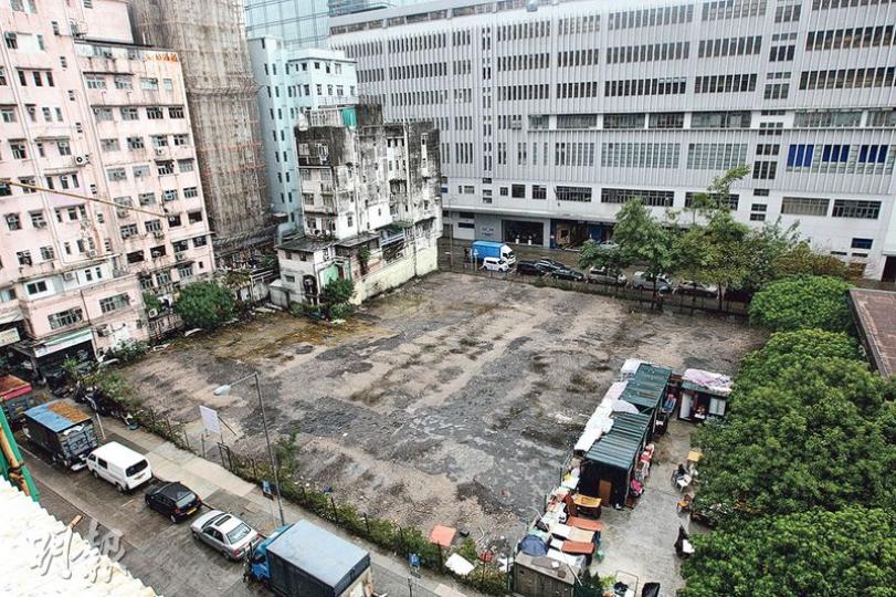 深水埗福榮街、營盤街與福華街交界地皮,限定中標者需興建垃圾收集站及公眾停車場,但仍大收18份標書,反映發展商對吸納市區地皮興趣不減。(林俊源攝) 深水埗福榮街、營盤街與福華街交界地皮,限定中標者需興建垃圾收集站及公眾停車場,但仍大收18份標書,反映發展商對吸納市區地皮興趣不減。(林俊源攝)