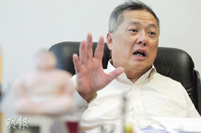 立法會飲食界議員張宇人稱，飲食集團分拆成不同公司是有業務考慮，而各公司登記為選民，屬「合法、合理」，更表示他們「盡公民投票責任」所以「要讚」。（郭慶輝攝）香港食品及飲品行業總會主席黃家和表示，飲食集團為投一票而分拆公司註冊的機會不大，又稱飲食集團將不同店舖分拆獨立營運，主要考慮是租約和招聘等事宜。（劉焌陶攝）