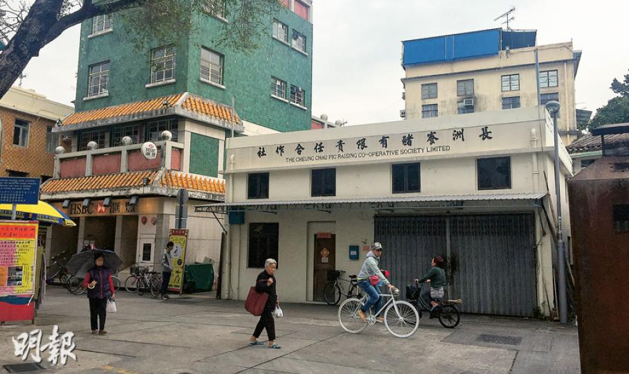 長洲養豬有限責任合作社外觀一如社區會堂。(明報記者攝)梅窩已沒有養豬業,梅窩養豬有限責任合作社業務地址亦變成度假屋,在場職員證實合作社確實存在,但性質僅屬交流。(明報記者攝)長洲養豬有限責任合作社社員陳全稱社員大多無養豬經驗,多為豬農後代,理事開會多為商討撥款贊助其他活動及舉辦周年聯誼會。(明報記者攝) 長洲養豬有限責任合作社外觀一如社區會堂。(明報記者攝)梅窩已沒有養豬業,梅窩養豬有限責任合作社業務地址亦變成度假屋,在場職員證實合作社確實存在,但性質僅屬交流。(明報記者攝)長洲養豬有限責任合作社社員陳全稱社員大多無養豬經驗,多為豬農後代,理事開會多為商討撥款贊助其他活動及舉辦周年聯誼會。(明報記者攝)