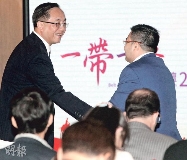 楊偉雄(左)昨出席活動時表示,很高興今時今日政治及經濟挑戰高的環境下,兩名副局長及政助人選放棄工作及家人,加入政府團隊,為香港營造更好創新環境。(李紹昌攝) 楊偉雄(左)昨出席活動時表示,很高興今時今日政治及經濟挑戰高的環境下,兩名副局長及政助人選放棄工作及家人,加入政府團隊,為香港營造更好創新環境。(李紹昌攝)